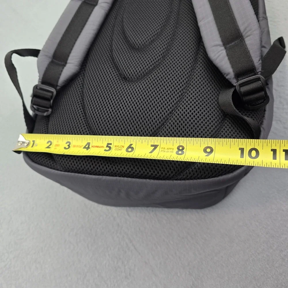 Oakley Sport Backpack 22L Unisex Forged Iron Zipper Water Repellent FOS901243
